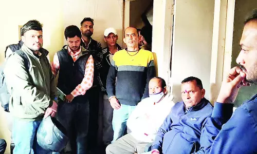 परवाणू लेबर ऑफिस में मजदूरों का फूटा गुस्सा परवाणू लेबर ऑफिस में मजदूरों का फूटा गुस्सा