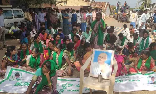 Karnataka : शराब की दुकान दूसरी जगह ले जाने की मांग को लेकर गांववालों ने सड़क जाम किया