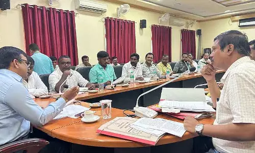 आउटसोर्स कर्मचारियों को समय पर वेतन मिलना चाहिए: Deputy Commissioner