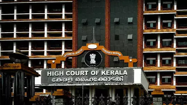kerala: गाड़ियों में व्लॉगिंग पर हाई कोर्ट ने पुलिस को सख्त कार्रवाई का आदेश दिया kerala: गाड़ियों में व्लॉगिंग पर हाई कोर्ट ने पुलिस को सख्त कार्रवाई का आदेश दिया