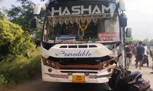Bhadrak में प्राइवेट बस और स्कूटर की आमने-सामने की टक्कर में दो लोगों की मौत