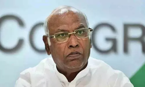 कर्नाटक कांग्रेस में Siddaramaiah-DKS के बीच तनाव के बीच खड़गे आगे आए कर्नाटक कांग्रेस में Siddaramaiah-DKS के बीच तनाव के बीच खड़गे आगे आए
