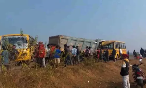 चंपुआ में ट्रक और कॉलेज बस की टक्कर, 7 घायल