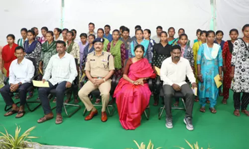 Telangana के डीजीपी के सामने 37 माओवादियों ने सरेंडर किया