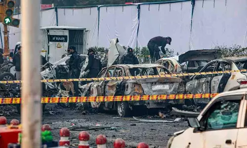 दिल्ली ब्लास्ट केस: J&K का इलेक्ट्रीशियन हिरासत में दिल्ली ब्लास्ट केस: J&K का इलेक्ट्रीशियन हिरासत में