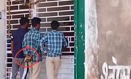 CM राइज़ स्कूल यूनिफॉर्म पहने छात्र पन्ना में शराब की दुकान पर दिखे CM राइज़ स्कूल यूनिफॉर्म पहने छात्र पन्ना में शराब की दुकान पर दिखे