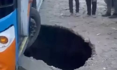 Shimla में सड़क का एक हिस्सा धंसने से स्कूल की बच्ची गड्ढे में गिर गई