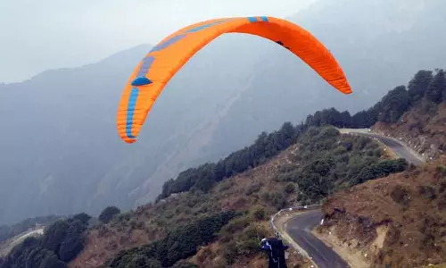पायलट और तेलंगाना की महिला टूरिस्ट को Dharamshala में चार घंटे की मुश्किल के बाद बचाया गया