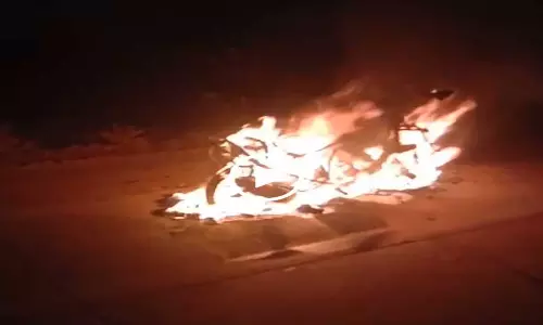 Raipur Breaking: इलेक्ट्रिक स्कूटी में अचानक आग, युवक की जान बची Raipur Breaking: इलेक्ट्रिक स्कूटी में अचानक आग, युवक की जान बची