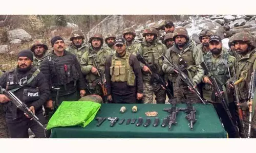 Kupwara से भारी मात्रा में हथियार और गोला-बारूद बरामद Kupwara से भारी मात्रा में हथियार और गोला-बारूद बरामद
