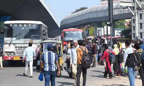 यात्रियों ने हैदराबाद में RTC बसों की संख्या बढ़ाने की मांग की यात्रियों ने हैदराबाद में RTC बसों की संख्या बढ़ाने की मांग की