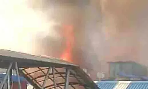 Maharashtra: धारावी में आग लगने से हार्बर लाइन की ट्रेनें बाधित Maharashtra: धारावी में आग लगने से हार्बर लाइन की ट्रेनें बाधित