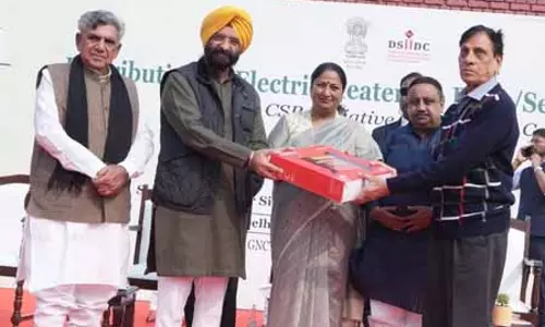 दिल्ली में प्रदूषण रोकने के लिए सीएम रेखा गुप्ता ने आरडब्लूए वॉचमैन में बांटे इलेक्ट्रिक हीटर