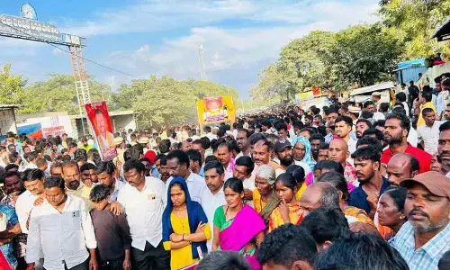 पूर्व सरपंच के अंतिम संस्कार में तनाव.. rice mill पर हमले की कोशिश पूर्व सरपंच के अंतिम संस्कार में तनाव.. rice mill पर हमले की कोशिश