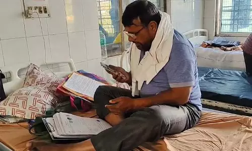 अस्पताल में बीमार पड़े BLO, बिस्तर पर बैठकर किया SIR का काम अस्पताल में बीमार पड़े BLO, बिस्तर पर बैठकर किया SIR का काम