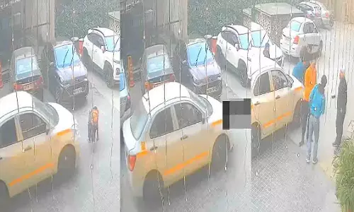 Greater Noida में कैब की चपेट में आने से बाल-बाल बचा स्कूली बच्चा Greater Noida में कैब की चपेट में आने से बाल-बाल बचा स्कूली बच्चा