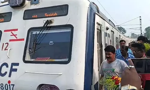 बामनगाची स्टेशन पर AC लोकल ट्रेन के पहले स्टॉप पर सेल्फी का क्रेज