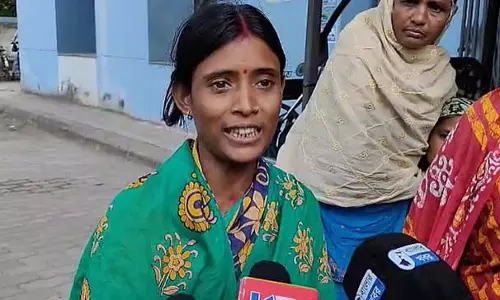 Siuri में बम धमाके के बाद 12 साल के लड़के को अस्पताल ले जाते परिवार वाले