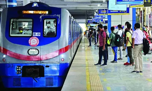 Metro line में रुकावट, दक्षिणेश्वर से सेंट्रल तक 45 मिनट तक सर्विस बाधित Metro line में रुकावट, दक्षिणेश्वर से सेंट्रल तक 45 मिनट तक सर्विस बाधित