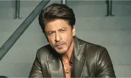 Shah Rukh Khan ने ग्लोबल पीस ऑनर्स 2025 में सैनिकों को सलाम किया, इंसानियत का संदेश दिया Shah Rukh Khan ने ग्लोबल पीस ऑनर्स 2025 में सैनिकों को सलाम किया, इंसानियत का संदेश दिया