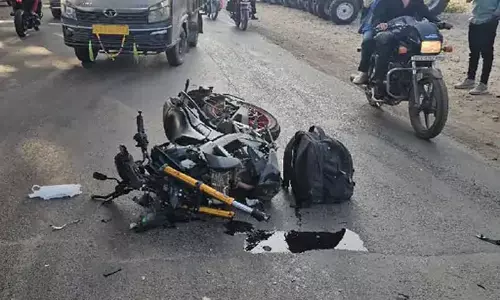 ट्रक की टक्कर से दो मेडिकल स्टूडेंट्स की दर्दनाक मौत
