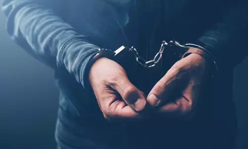 नेहरू नगर में गांजा पीते और बेचते युवक संजू गुप्ता गिरफ्तार