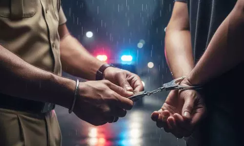 लूट मामले में पुलिसकर्मी हुए शामिल, 3 लाख रुपए बरामद