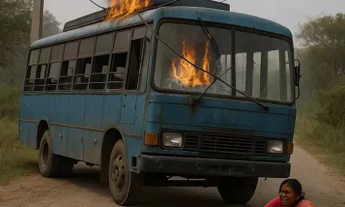 हाईटेंशन तार की चपेट में आई बस, 6 से अधिक बकरियों की मौत, देखे Video