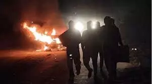 Badaun : चलती कार बनी आग का गोला, लोगों ने कूदकर बचाई जान Badaun : चलती कार बनी आग का गोला, लोगों ने कूदकर बचाई जान