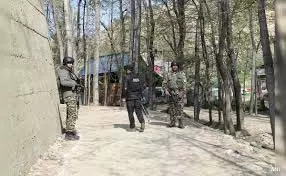 Kupwara: आतंकी ठिकाने का भंडाफोड़, हैंड ग्रेनेड किए बरामद Kupwara: आतंकी ठिकाने का भंडाफोड़, हैंड ग्रेनेड किए बरामद