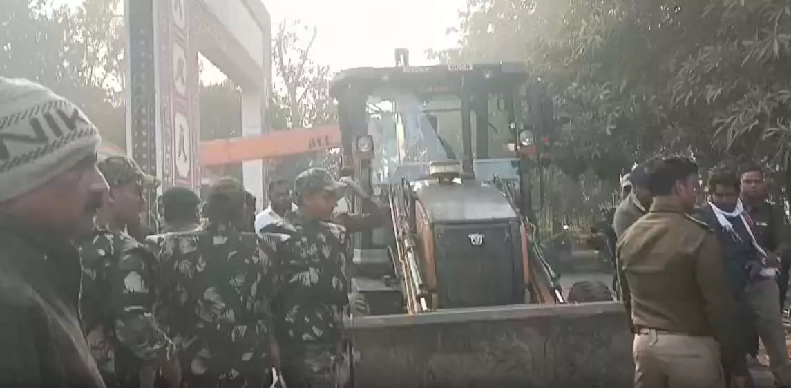रायपुर : एनआईटी के पास चौपाटी जगह में हो रहा हंगामा, हटाने के विरोध के चलते पुलिस बल तैनात रायपुर : एनआईटी के पास चौपाटी जगह में हो रहा हंगामा, हटाने के विरोध के चलते पुलिस बल तैनात