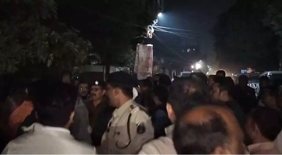 विधायक राजेश मूणत के बंगले के सामने बीजेपी-कांग्रेसी कार्यकर्ताओं के बीच बहस, video विधायक राजेश मूणत के बंगले के सामने बीजेपी-कांग्रेसी कार्यकर्ताओं के बीच बहस, video