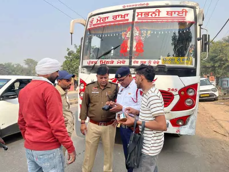 Sirsa पुलिस ने गलत जगहों पर रुकने पर 6 बसों पर जुर्माना लगाया Sirsa पुलिस ने गलत जगहों पर रुकने पर 6 बसों पर जुर्माना लगाया