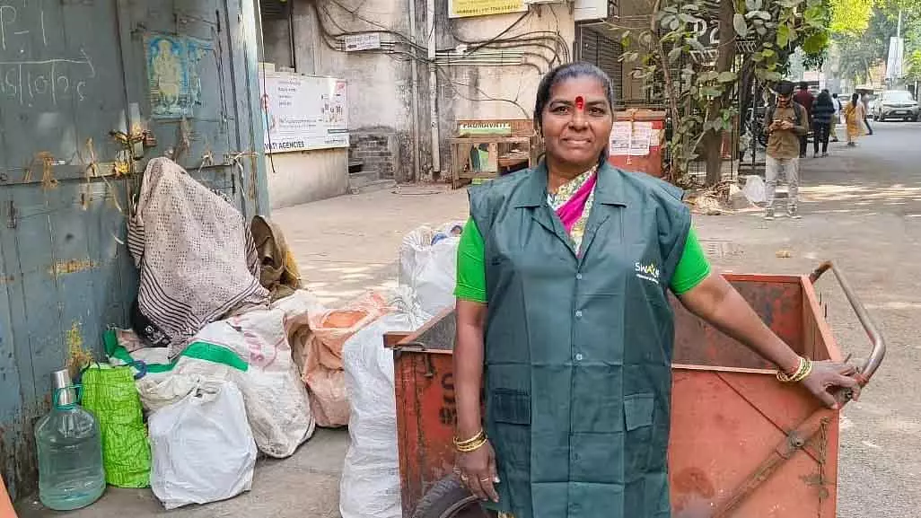 Pune : स्वच्छ कार्यकर्ता अंजू माने ने 10 लाख से भरा बैग लौटाकर सबका दिल जीता Pune : स्वच्छ कार्यकर्ता अंजू माने ने 10 लाख से भरा बैग लौटाकर सबका दिल जीता
