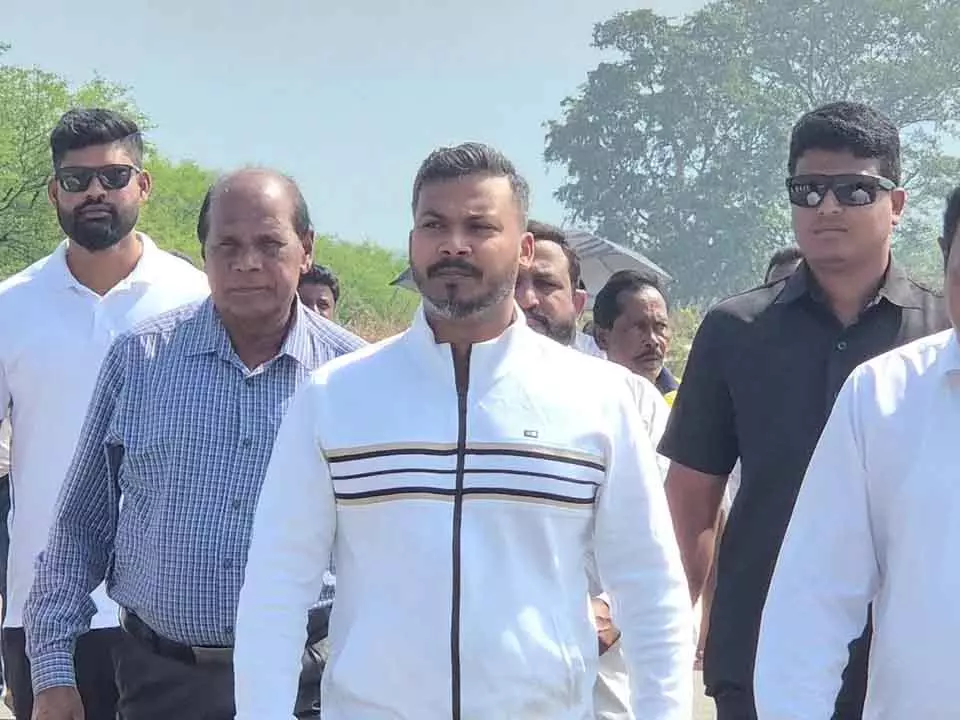Odisha: कांग्रेस प्रमुख भक्त चरण दास के बेटे ने जान से मारने की धमकी का आरोप लगाया Odisha: कांग्रेस प्रमुख भक्त चरण दास के बेटे ने जान से मारने की धमकी का आरोप लगाया
