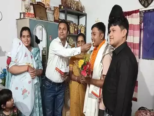 घरो में बर्तन धोकर मां ने पढ़ाया, बेटा बना अफसर घरो में बर्तन धोकर मां ने पढ़ाया, बेटा बना अफसर