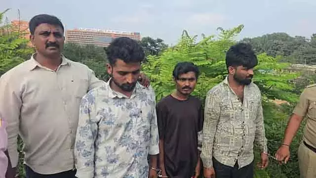 भाई ने कार में भाई की हत्या कर लाश झील में फेंकी; तीन गिरफ्तार भाई ने कार में भाई की हत्या कर लाश झील में फेंकी; तीन गिरफ्तार
