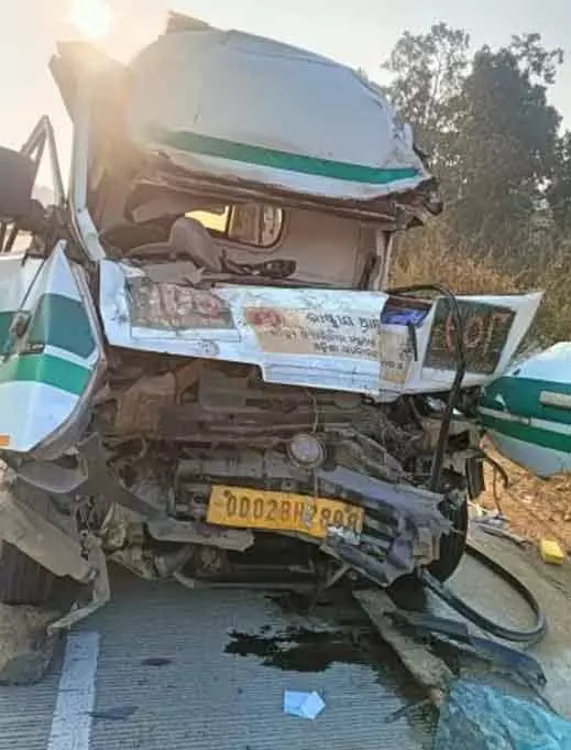 Odisha : संबलपुर में 108 एम्बुलेंस की ट्रक से टक्कर, 1 की मौत, 5 की हालत गंभीर Odisha : संबलपुर में 108 एम्बुलेंस की ट्रक से टक्कर, 1 की मौत, 5 की हालत गंभीर