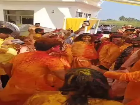 अपनी हल्दी सेरेमनी में जमकर थिरके स्मृति मंधाना और पलाश मुच्छल अपनी हल्दी सेरेमनी में जमकर थिरके स्मृति मंधाना और पलाश मुच्छल