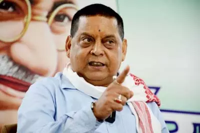 लज्जा के कारण तेजस्वी यादव घर में कैद, बाहर निकालें राहुल गांधी, जदयू नेता ने किया कटाक्ष लज्जा के कारण तेजस्वी यादव घर में कैद, बाहर निकालें राहुल गांधी, जदयू नेता ने किया कटाक्ष