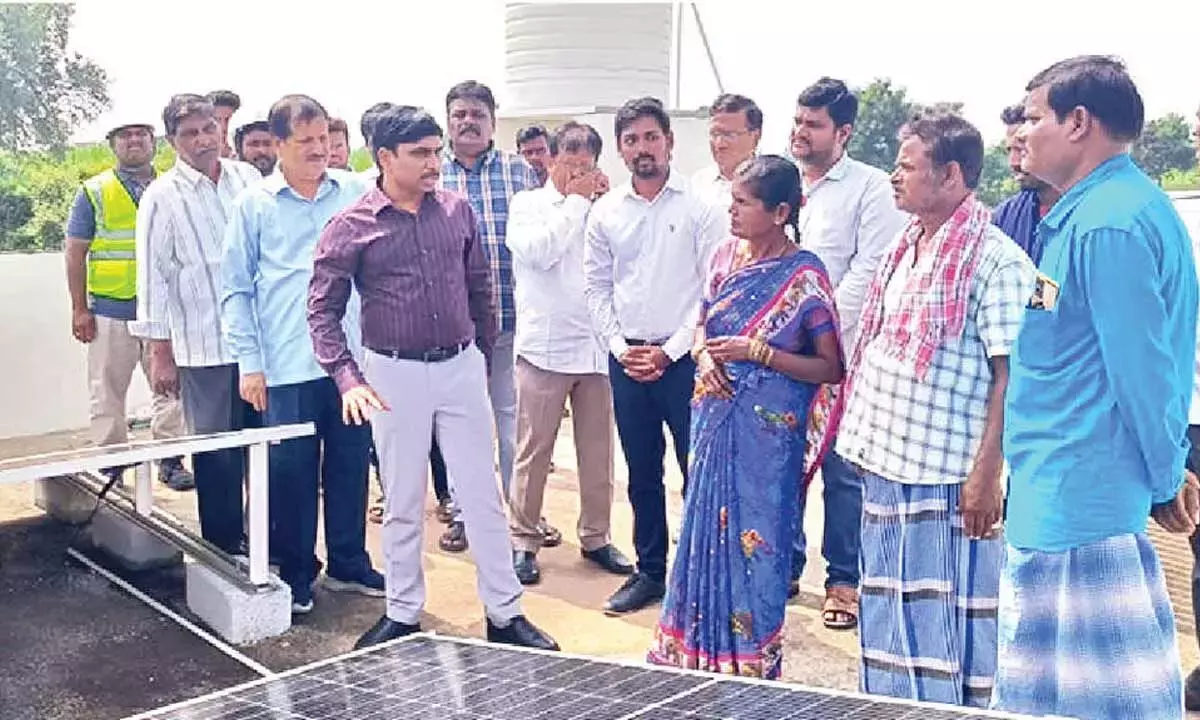 एपीएसपीडीसीएल के सीएमडी ने रूफटॉप सोलर सिस्टम का निरीक्षण किया एपीएसपीडीसीएल के सीएमडी ने रूफटॉप सोलर सिस्टम का निरीक्षण किया