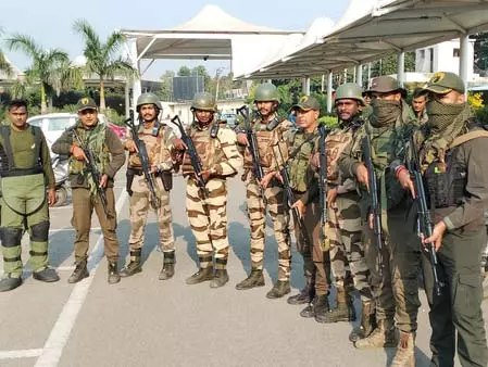 जम्मू एयरपोर्ट पर सीआईएसएफ की बहु-एजेंसी मॉक ड्रिल, आपातकाल में समन्वय और तैयारी का आकलन जम्मू एयरपोर्ट पर सीआईएसएफ की बहु-एजेंसी मॉक ड्रिल, आपातकाल में समन्वय और तैयारी का आकलन