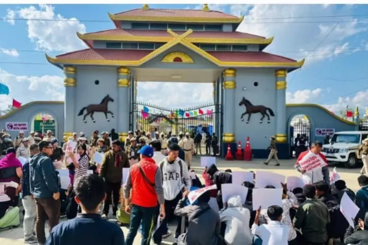 विरोध और तनाव के बीच इंफाल में संगाई टूरिज्म फेस्टिवल शुरू; झड़प में दो पुलिसवाले घायल विरोध और तनाव के बीच इंफाल में संगाई टूरिज्म फेस्टिवल शुरू; झड़प में दो पुलिसवाले घायल