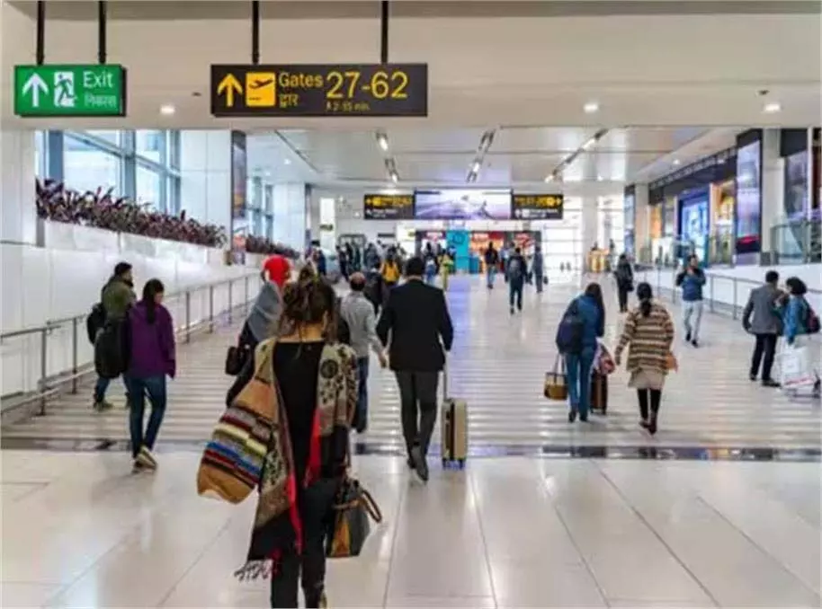 Amritsar Airport : Flight से उतरे यात्रियों की तलाशी लेने पर उड़े होश Amritsar Airport : Flight से उतरे यात्रियों की तलाशी लेने पर उड़े होश