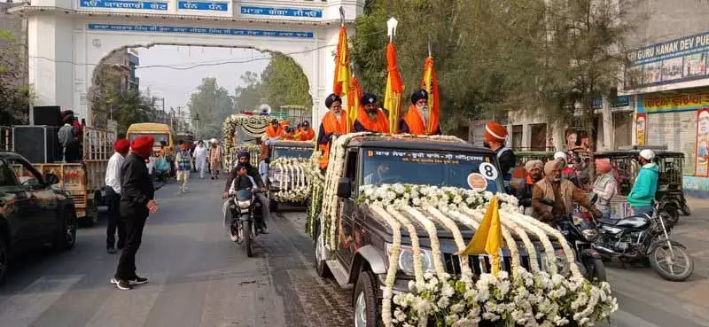 आस्था में डूबा Amritsar , नगर कीर्तन आनंदपुर साहिब के लिए रवाना आस्था में डूबा Amritsar , नगर कीर्तन आनंदपुर साहिब के लिए रवाना