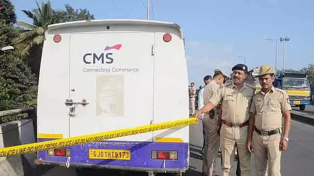 ATM डकैती: बेंगलुरु पुलिस ने 7 करोड़ कैश लूट का मामला सुलझाया, 5 करोड़ ज़ब्त किए ATM डकैती: बेंगलुरु पुलिस ने 7 करोड़ कैश लूट का मामला सुलझाया, 5 करोड़ ज़ब्त किए