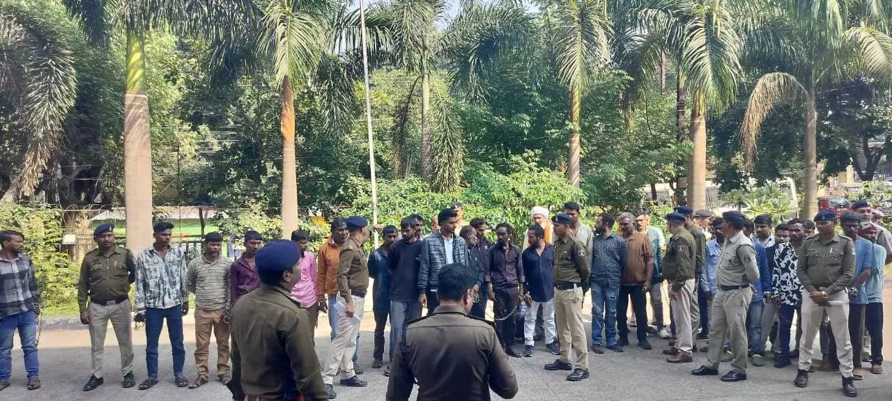 रायपुर सिविल लाइन में बड़ी कार्रवाई, 100 से अधिक स्थाई वारंटी गिरफ्तार रायपुर सिविल लाइन में बड़ी कार्रवाई, 100 से अधिक स्थाई वारंटी गिरफ्तार