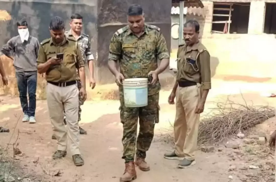 Bankura: पुलिस ने छापेमारी कर 50 लीटर देशी शराब नष्ट की Bankura: पुलिस ने छापेमारी कर 50 लीटर देशी शराब नष्ट की
