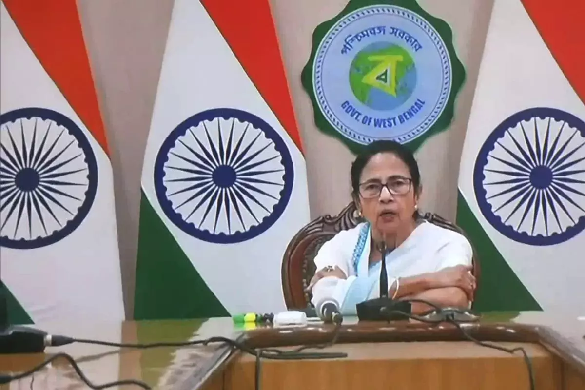 Kolkata: एसआईआर समीक्षा को लेकर बनर्जी की हाई-लेवल बैठक Kolkata: एसआईआर समीक्षा को लेकर बनर्जी की हाई-लेवल बैठक