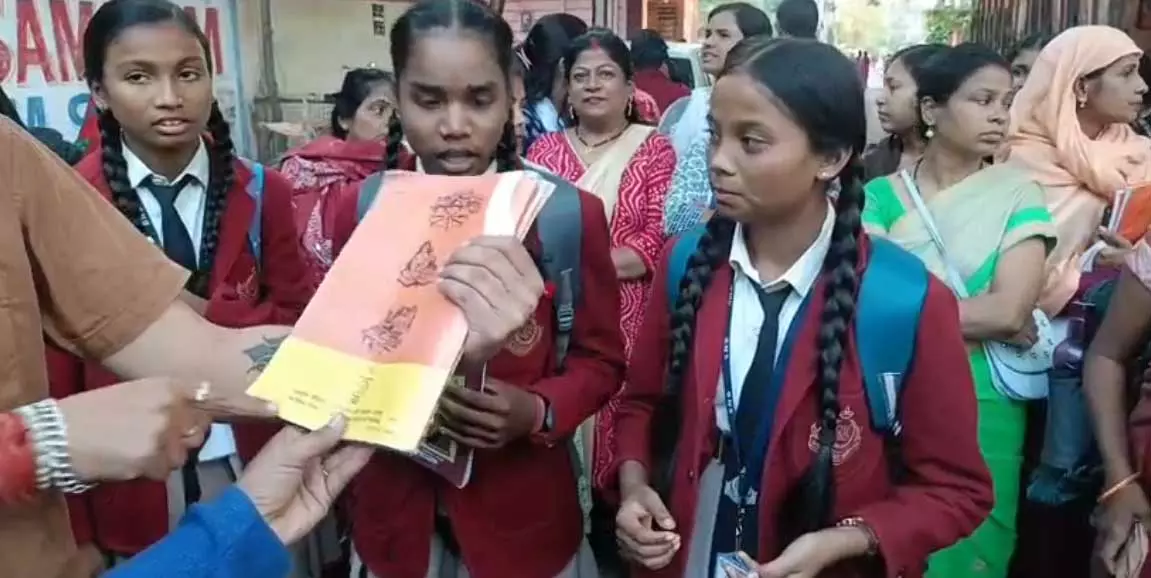 स्कूल प्रबंधन ने की ठगी, बच्चों के भविष्य के साथ खिलवाड़ स्कूल प्रबंधन ने की ठगी, बच्चों के भविष्य के साथ खिलवाड़
